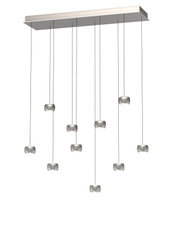 Moderne LED-hanglamp met meerdere cilindervormige lampen, hangend aan dunne kabels aan een rechthoekige plafondbevestiging, zijaanzicht.