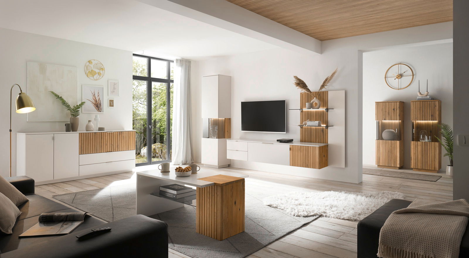 Moderne Wohnzimmermöbelkombination mit hängendem TV-Board, Sideboard und Couchtisch in Holzoptik, seitliche Perspektive.