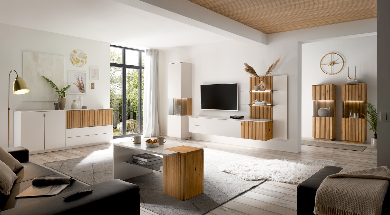 Moderne Wohnzimmermöbelkombination mit hängendem TV-Board, Sideboard und Couchtisch in Holzoptik, seitliche Perspektive.