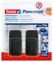 Zwei schwarze, selbstklebende Haken von tesa Powerstrips, geeignet für eine maximale Belastung von 2 kg, in einer Verpackung von vorne betrachtet.