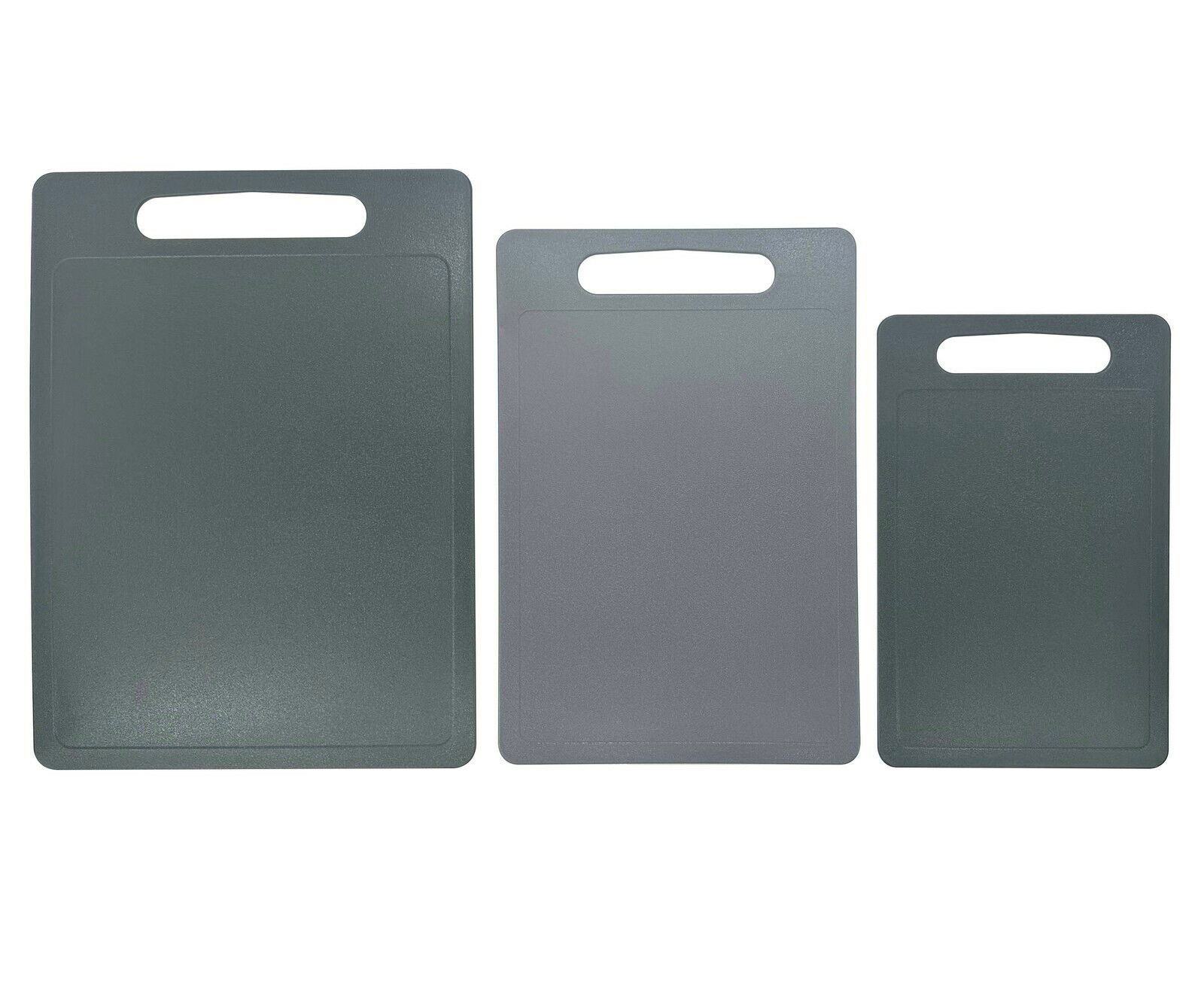 Dreiteiliges Schneidbrett-Set in verschiedenen Größen, aus grauem Material, mit Griffen, aus der Vogelperspektive fotografiert.