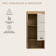 Frontansicht eines schmalen Hängeschranks in Holzoptik mit weißer, teilweise geöffneter Tür und Einlegeböden; links Infografik mit Text „Viel Stauraum & Ordnung“, „viel Stauraum“, „Wandbefestigung inklusive“ und „große Typenvielfalt, individuell kombinier