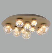 Moderne LED-Deckenleuchte mit mehreren kugelförmigen Glaskörpern, seitliche Perspektive