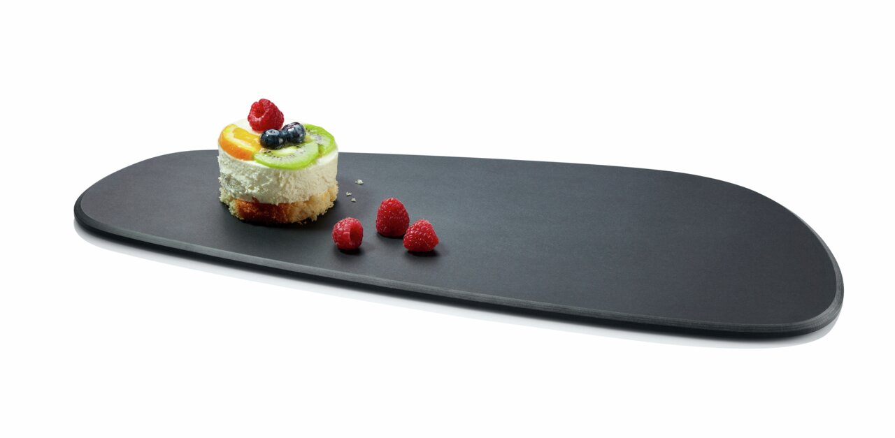 Schwarzes Servierbrett Pebble mit einem kleinen Kuchen und frischen Beeren, seitliche Perspektive