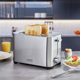 Moderner Edelstahl-Toaster mit zwei Scheiben Toast, seitliche Perspektive in einer stilvollen Küche.