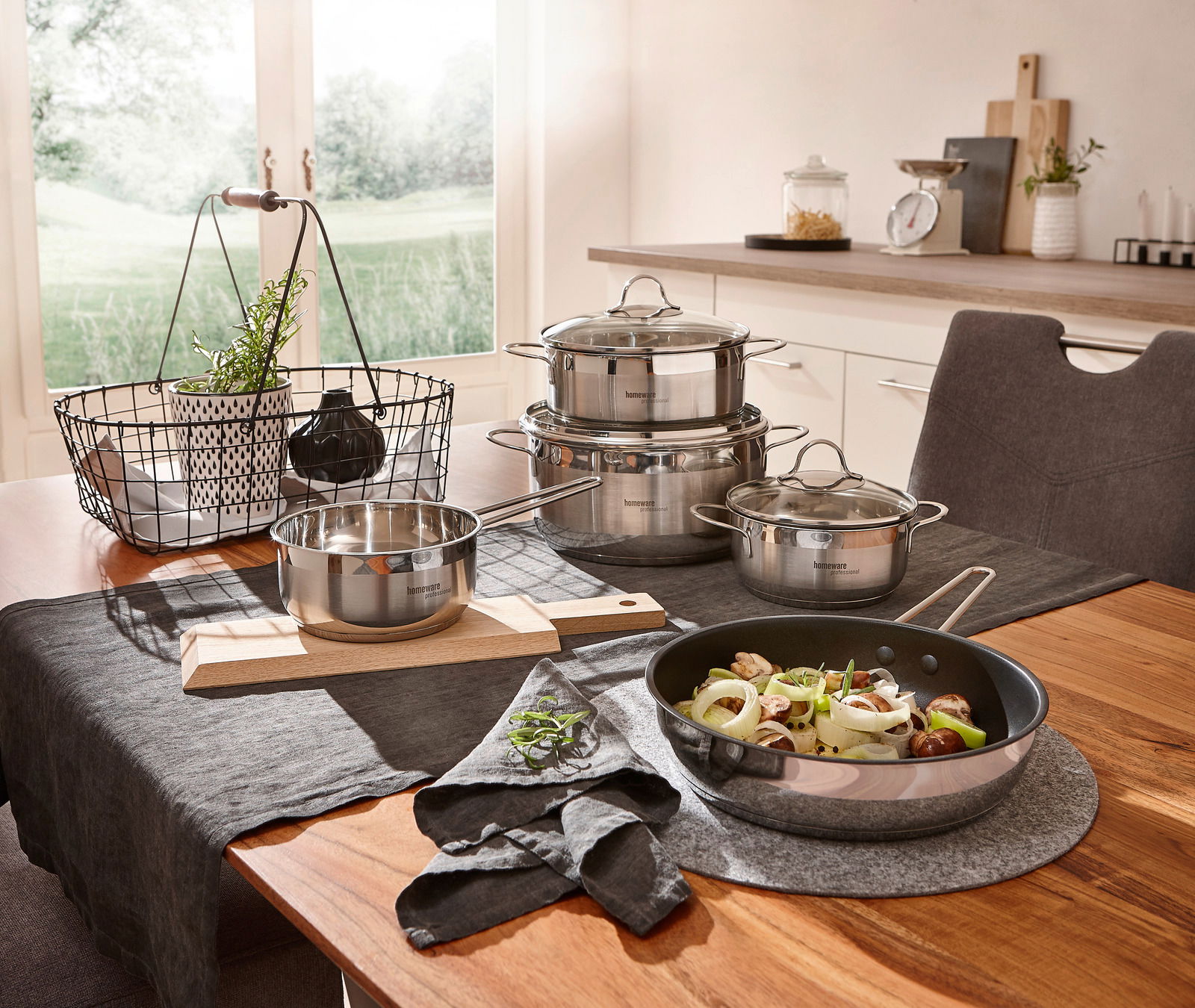 Homeware Topfset 5-tlg. Topfset 5-tlg. aus Edelstahl in moderner Küche, seitliche Perspektive