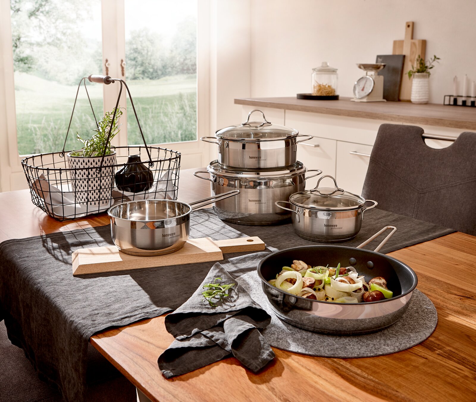 Homeware Topfset 5-tlg. Topfset 5-tlg. aus Edelstahl in moderner Küche, seitliche Perspektive