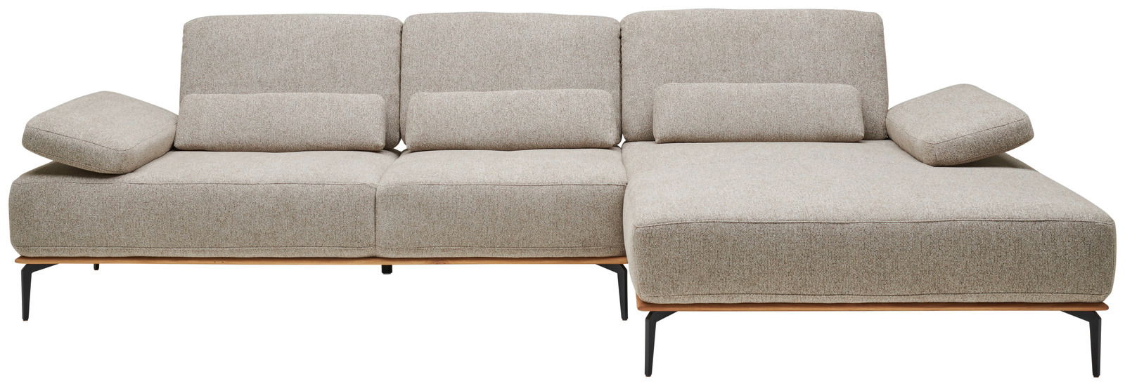 Beige Longchairkombination mit drei Sitzplätzen und einer verlängerten Liegefläche auf der rechten Seite, frontal betrachtet.