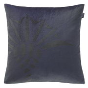 Zierkissenhülle in dunklem Blau mit schwarzem, geometrischem Muster, Vorderansicht
