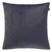 Zierkissenhülle in dunklem Blau mit schwarzem, geometrischem Muster, Vorderansicht