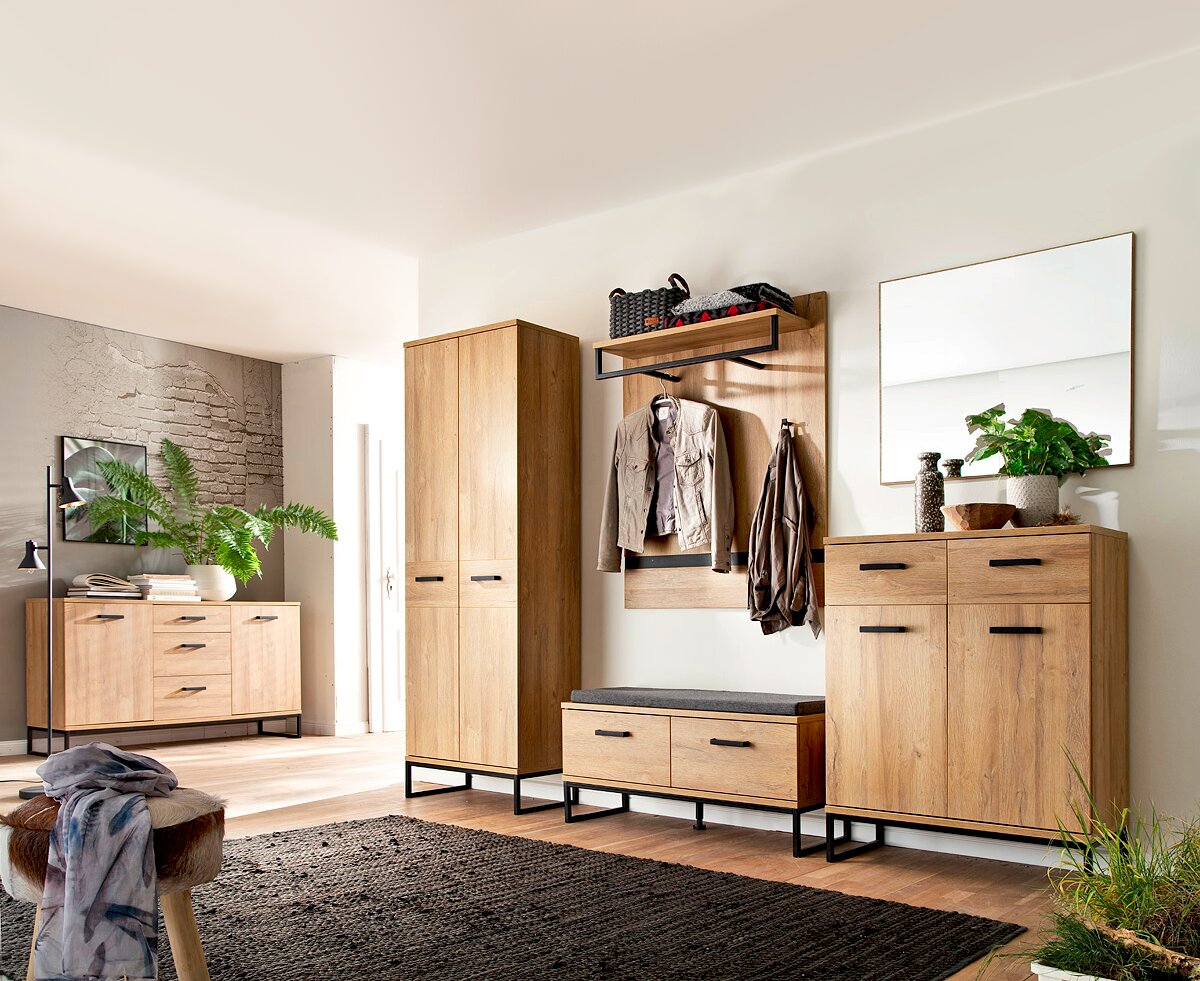 Moderne Garderobeneinrichtung aus Holz mit Schrank, Schuhschrank, Bank, Garderobenpaneel, Spiegel und Sideboard in einem hellen Raum, seitliche Perspektive.