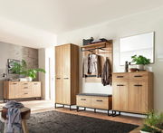 Moderne Garderobeneinrichtung aus Holz mit Schrank, Schuhschrank, Bank, Garderobenpaneel, Spiegel und Sideboard in einem hellen Raum, seitliche Perspektive.