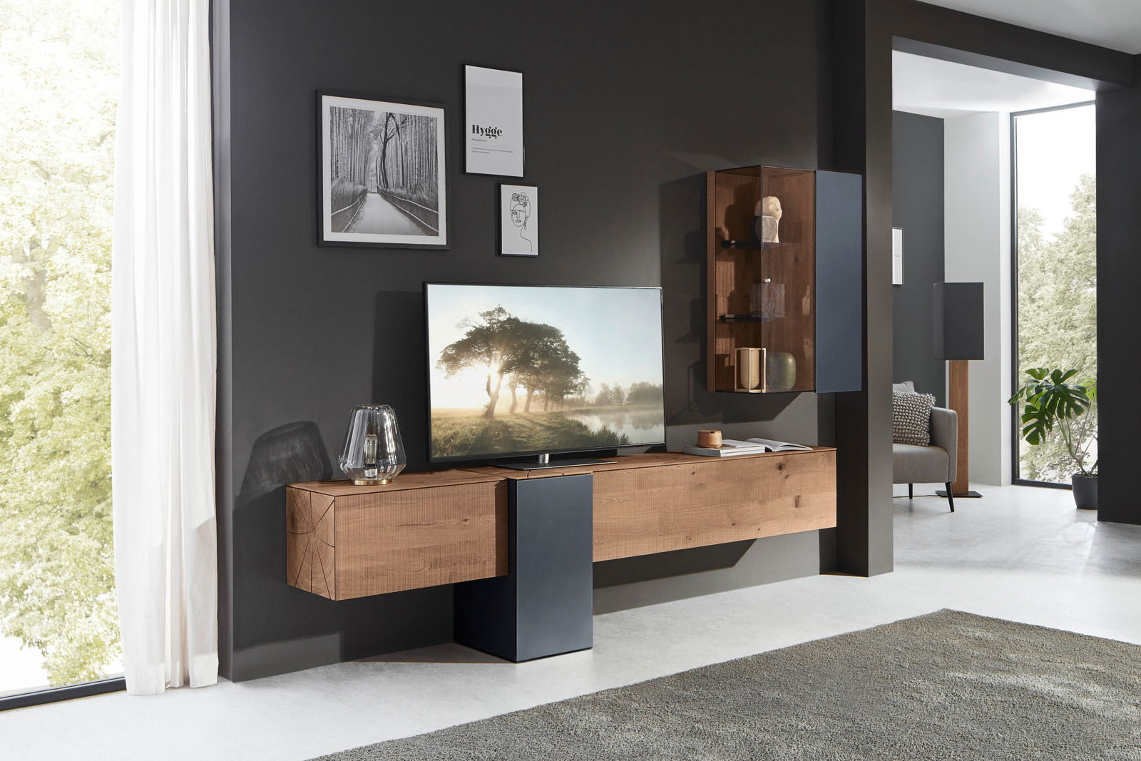 Moderne Wandkombination in Holzoptik mit TV, dekorativen Elementen und Wandregalen, seitliche Perspektive