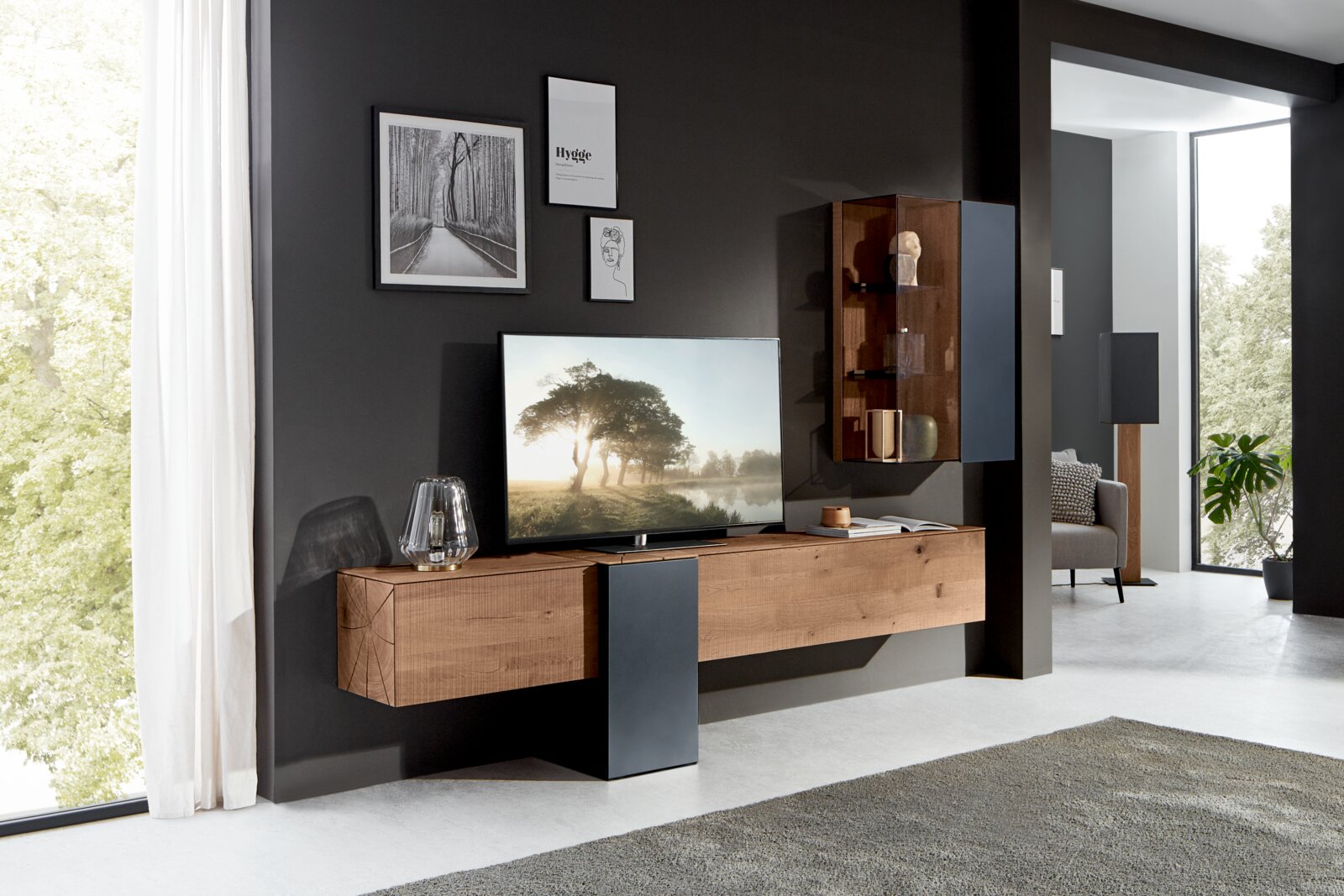 Moderne wandcombinatie in houtlook met tv, decoratieve elementen en wandplanken, zijaanzicht