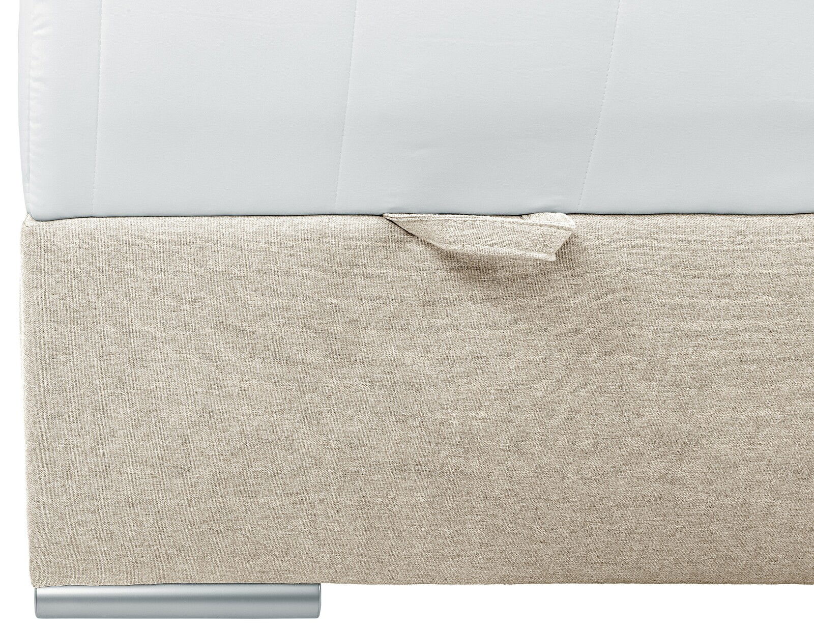 Nahaufnahme eines Boxbetts mit hellgrauem Stoffbezug und silbernem Fuß, seitliche Perspektive.