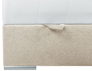 Nahaufnahme eines Boxbetts mit hellgrauem Stoffbezug und silbernem Fuß, seitliche Perspektive.