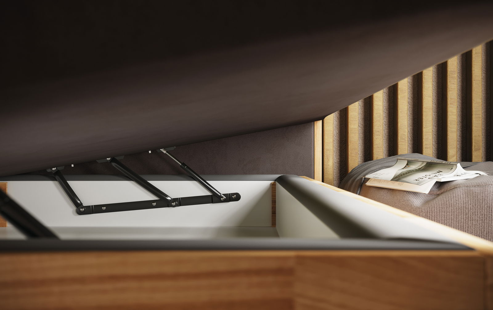 Nahaufnahme eines Boxspringbetts mit geöffneter Bettkastenfunktion, die Metallmechanismen und Holzdetails zeigt.