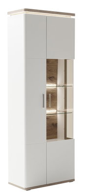 Hohe moderne Vitrine in Weiß mit Holzdekor-Top und -Sockel, mittigem Glas-Displaybereich mit Glasböden und integrierter Beleuchtung, Ansicht schräg von vorne
