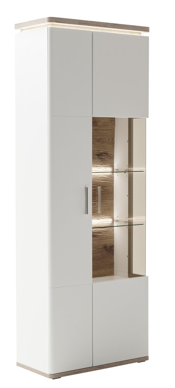 Hoge, moderne vitrinekast in wit met een boven- en onderkant in houtlook, een glazen vitrinegedeelte in het midden met glazen planken en ingebouwde verlichting, schuin vooraanzicht