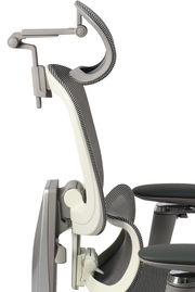 Seitenansicht eines modernen Drehstuhls mit ergonomischer Rückenlehne und Kopfstütze.