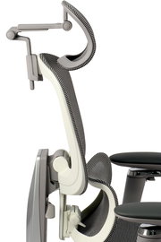 Seitenansicht eines modernen Drehstuhls mit ergonomischer Rückenlehne und Kopfstütze.