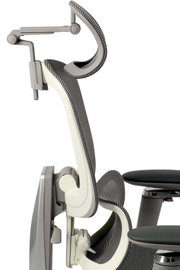 Seitenansicht eines modernen Drehstuhls mit ergonomischer Rückenlehne und Kopfstütze.