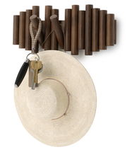 Wandgarderobe aus Holz mit mehreren Haken, an denen ein Strohhut und Schlüssel hängen, aus der Vorderansicht.