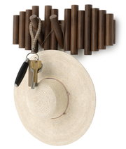 Wandgarderobe aus Holz mit mehreren Haken, an denen ein Strohhut und Schlüssel hängen, aus der Vorderansicht.