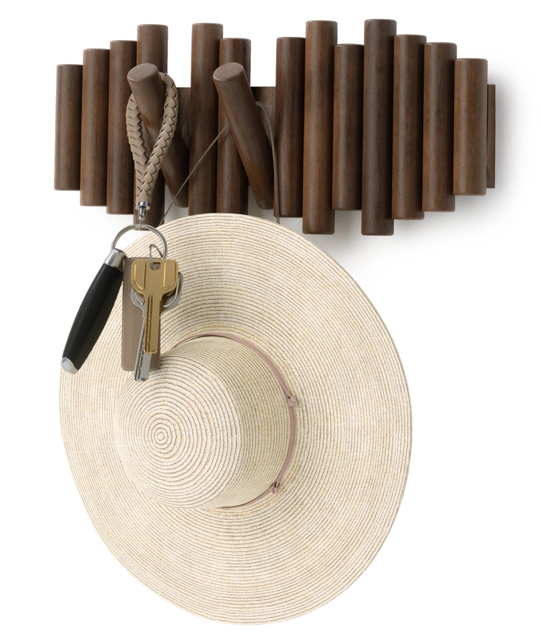 Wandgarderobe aus Holz mit mehreren Haken, an denen ein Strohhut und Schlüssel hängen, aus der Vorderansicht.