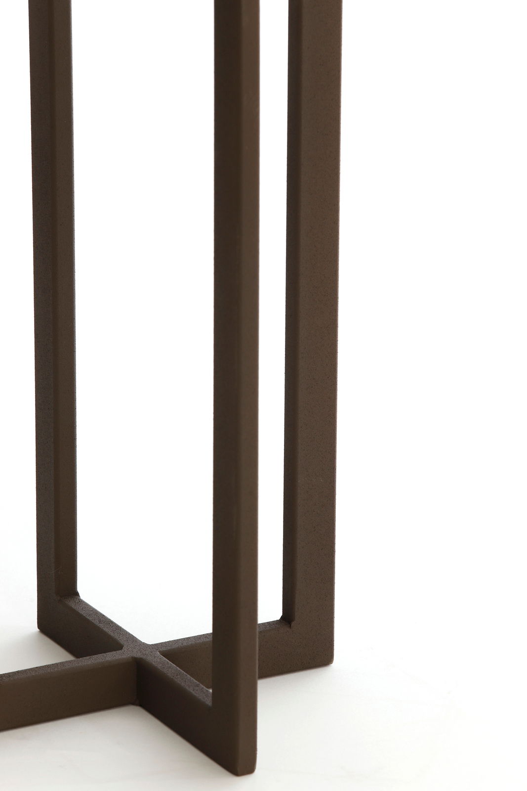 Nahaufnahme eines modernen, geometrischen Lampenfußes in dunklem Braun, seitliche Perspektive.