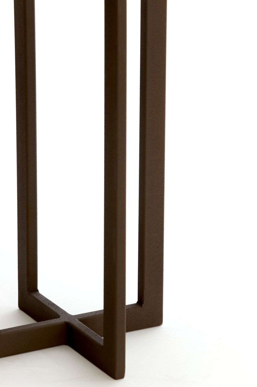 Nahaufnahme eines modernen, geometrischen Lampenfußes in dunklem Braun, seitliche Perspektive.