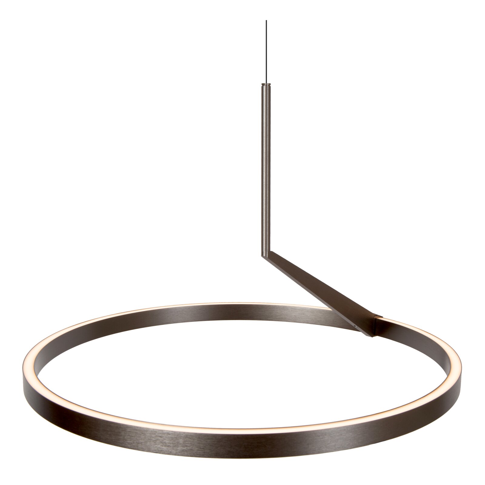 Moderne runde LED-Pendelleuchte als leuchtender Ring in gebürstetem Metall, an dünnem Kabel abgehängt, schräg von vorn/oben auf weißem Hintergrund dargestellt