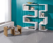 Modernes weißes Standregal mit asymmetrischen Fächern, gefüllt mit Büchern und Dekorationen, vor einer türkisfarbenen Wand. Perspektive von vorne.