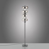 Moderne LED-Stehleuchte mit mehreren kugelförmigen Leuchtkörpern, frontal abgebildet auf grauem Hintergrund.