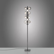 Moderne LED-Stehleuchte mit mehreren kugelförmigen Leuchtkörpern, frontal abgebildet auf grauem Hintergrund.