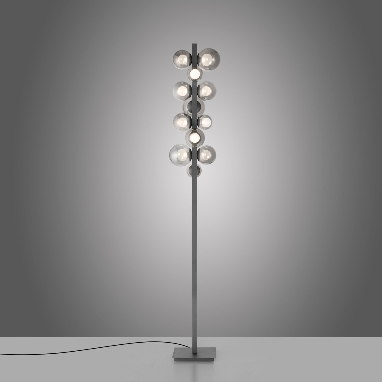 Moderne led-staande lamp met meerdere bolvormige lampen, van voren afgebeeld tegen een grijze achtergrond.