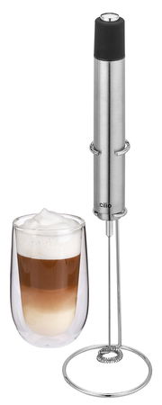 Milchaufschäumer ESPERTO aus Edelstahl in seitlicher Perspektive neben einem Glas mit aufgeschäumter Milch.