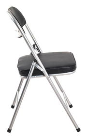 Seitliche Ansicht eines Klappstuhls mit schwarzem Sitzpolster und silbernem Metallrahmen.