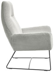 Seitenansicht eines modernen Sessels mit geripptem Stoffbezug und schlankem Metallgestell.