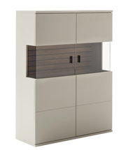 Modernes, hohes Sideboard/Vitrinenschrank in Weiß und Grau mit mittigem, getöntem Glasfach und zwei Griffen, freigestellt auf weißem Hintergrund, Frontansicht