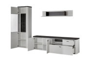 Moderne Wandkombination in Weiß mit schwarzer Marmoroptik, bestehend aus einem hohen Schrank, einem langen Sideboard und einem Wandregal. Perspektive von vorne.