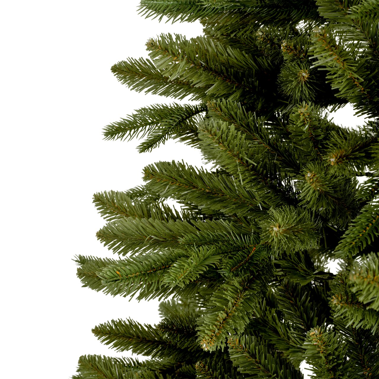 Close-up van groene dennentakken van een kunstkerstboom, gezien vanuit de zijkant.