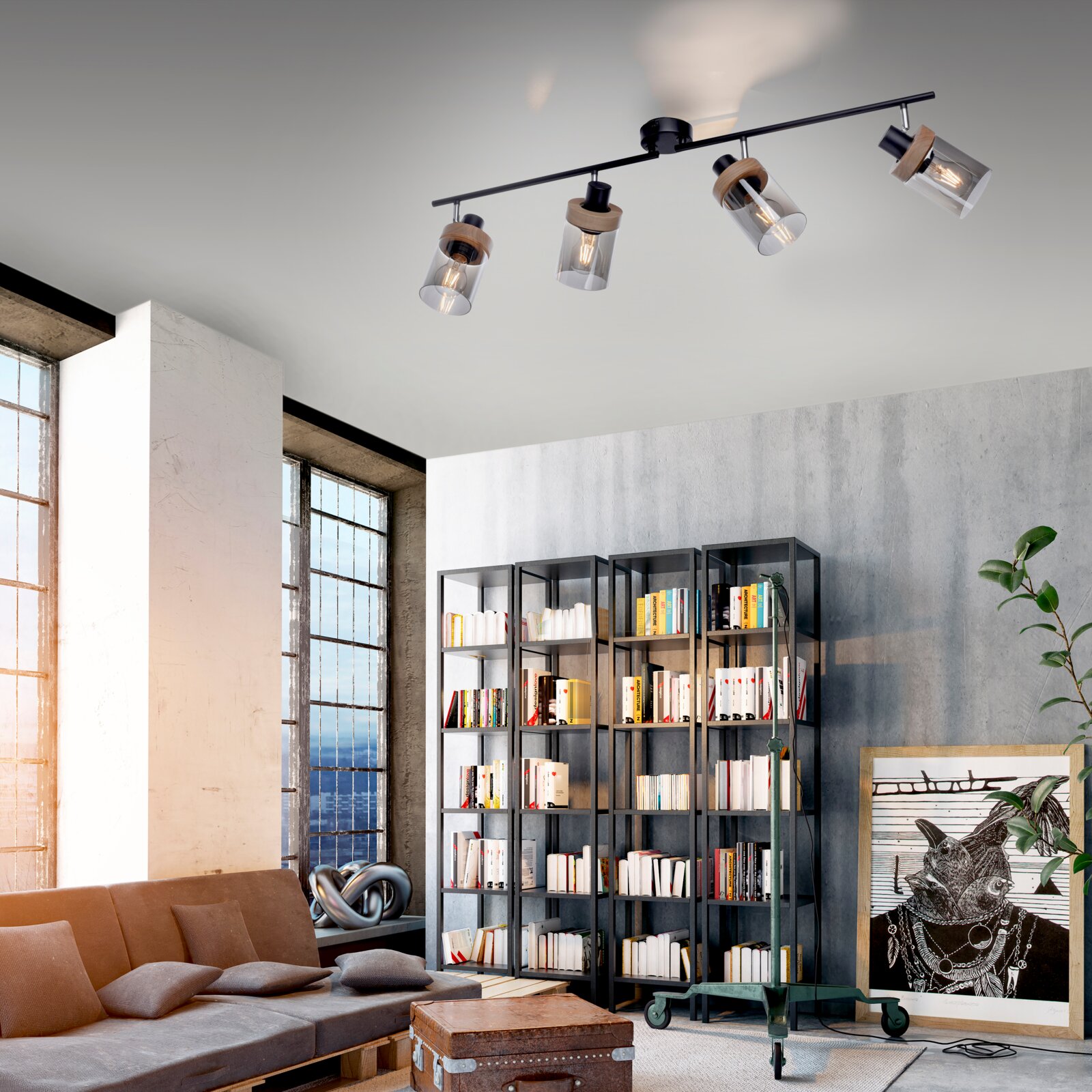 Moderne Decken-Spotleiste in Schwarz mit vier zylindrischen Glasschirmen und Holzdetails, eingeschaltet, in einem Wohnzimmer – Ansicht schräg von unten zur Decke