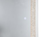 Nahaufnahme eines LED-Standspiegels mit glitzerndem Rahmen und Touch-Schalter, seitliche Perspektive