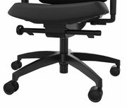 Schwarzer Drehstuhl von unten mit Rollen und verstellbarem Hebel, seitliche Perspektive