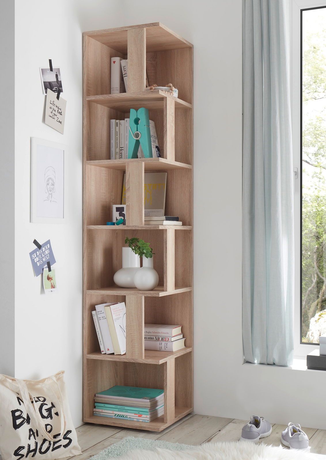 Eckregal aus Holz mit mehreren Fächern, dekoriert mit Büchern und Accessoires, in einer modernen Wohnumgebung, seitliche Perspektive