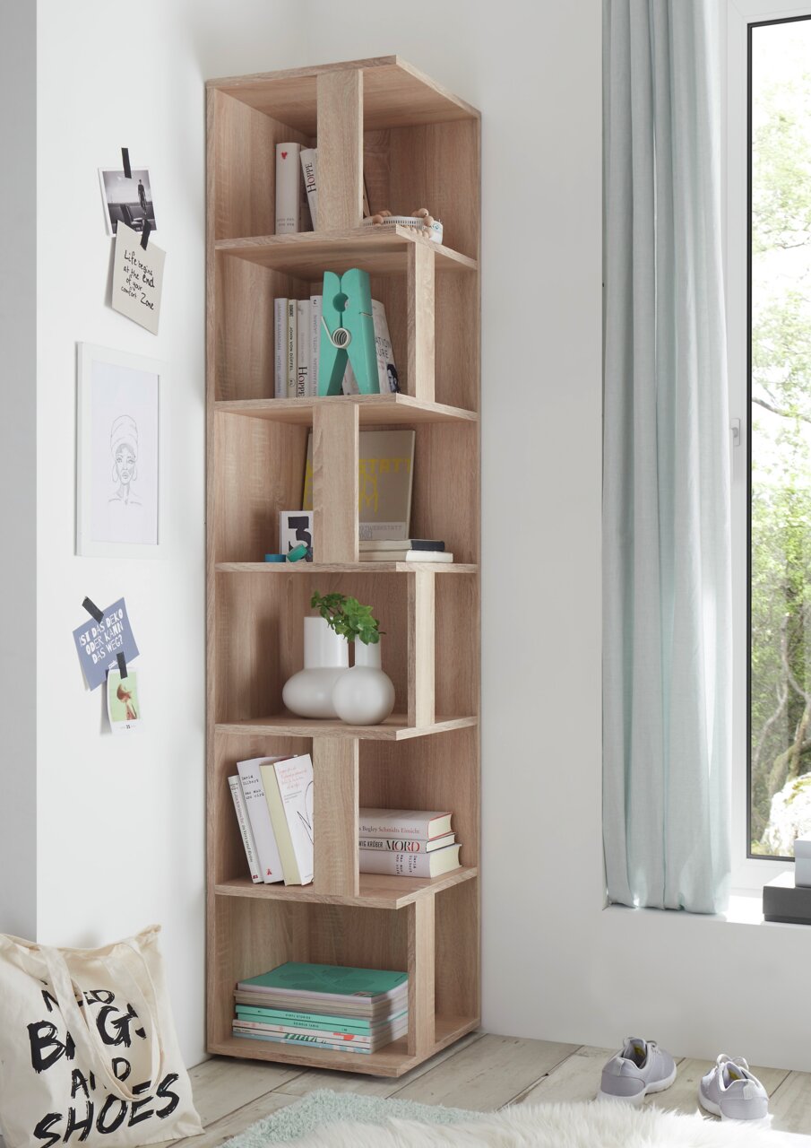 Houten hoekkast met meerdere vakken, versierd met boeken en accessoires, in een moderne woonomgeving, zijaanzicht