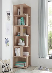Eckregal aus Holz mit mehreren Fächern, dekoriert mit Büchern und Accessoires, in einer modernen Wohnumgebung, seitliche Perspektive