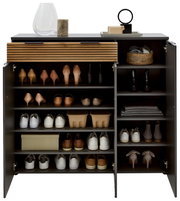 Offenes Schuhschrank- bzw. Sideboard in Schwarz mit Holz-Lamellenfront und vielen Regalböden, gefüllt mit Schuhen und Accessoires; frontale Perspektive