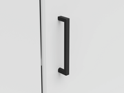 Nahaufnahme einer schwarzen Griffstange an einer weißen Eckkommode, seitliche Perspektive.